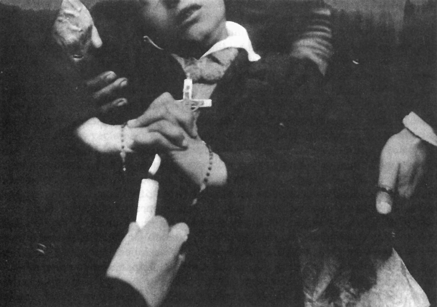 El padre Burguera, probablemente, comprueba con una vela a un niño en visión; mediados de 1933. Fotografía de Raymond de Rigné.