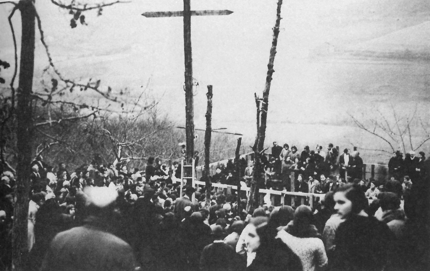 Gente contemplando a los videntes en visión sobre el tablado; 27 de diciembre de 1931. Fotografía de José Martínez.