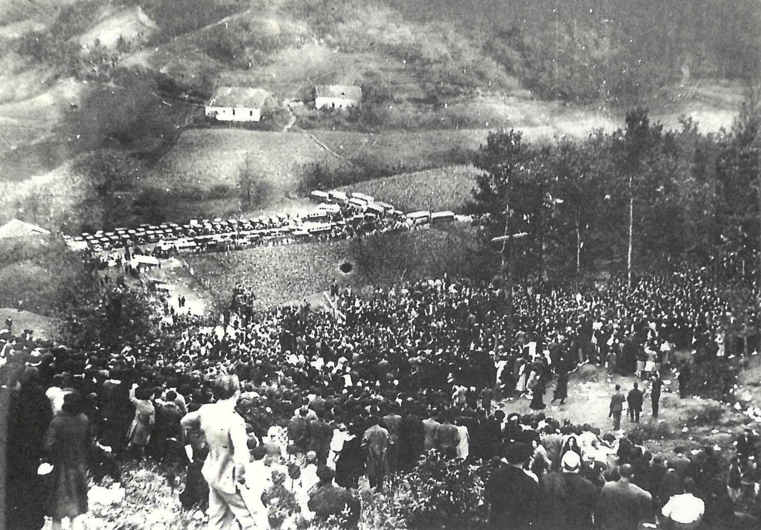 Muchedumbre en Ezkioga; mediados de octubre de 1931. Sin autor acreditado.