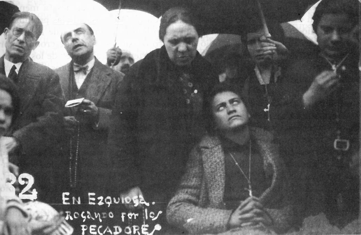 José María Boada, con los ojos en blanco, dirige las oraciones; invierno 1932. Fotografía de Joaquín Sicart.