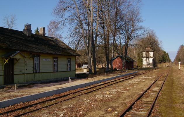Raguvėlė narrow-gauge railway station, then and now